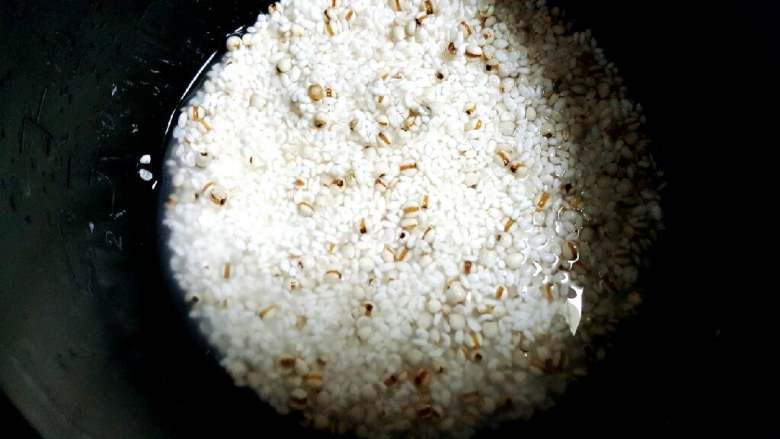 薏米鸡丝菠菜粥,大米薏米洗净