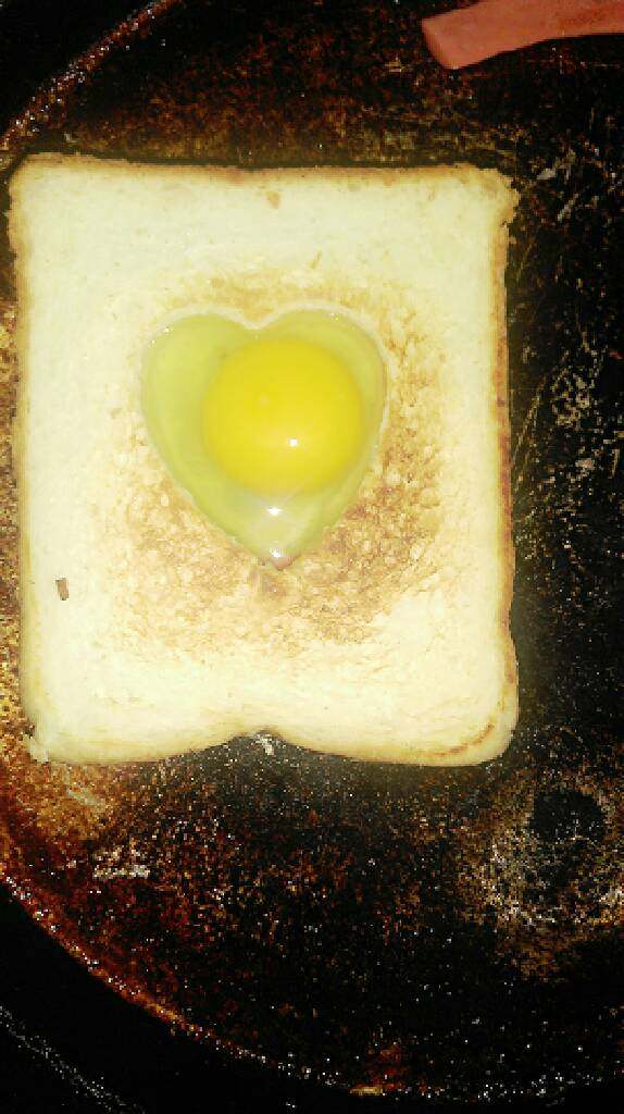吐司煎蛋,煎好的火腿肠铺在面包片上，抹一点沙拉酱，将另一片面包盖上，中间倒一点油打入<a style='color:red;display:inline-block;' href='/shicai/ 9'>鸡蛋</a>。