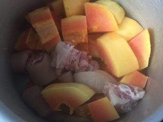 木瓜炖猪尾巴,放入高压锅，加水压二十分钟
