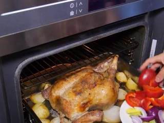 百里香烤鸡,烤箱预热200度，把烤盘放中层，期间加配菜
