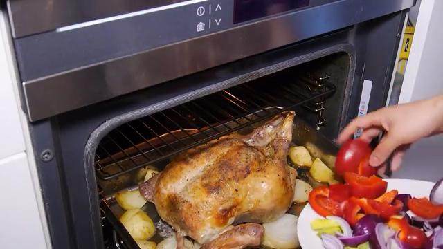 百里香烤鸡,烤箱预热200度，把烤盘放中层，期间加配菜