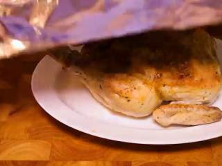 百里香烤鸡,把烤好的鸡肚子里的食材掏出来，放入加热过的盘子上，盖上锡纸和毛巾