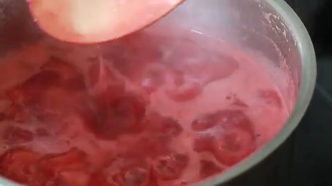免焗芝士蛋糕配草莓/藍莓果醬,中火加热搅拌至浓稠