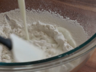芒果班戟,在盆里筛入低筋面粉，把250毫升的牛奶倒入面粉中搅拌直至颗粒看不见