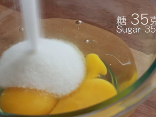 芒果班戟,打两个鸡蛋，加入白糖，打发，搅拌至糖溶化，倒入面粉中拌匀