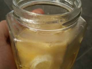 柠檬蜜汁鸡翅
,刷上自制柠檬蜂蜜汁(制作方法大概是一层柠檬一层蜂蜜冷藏半月)