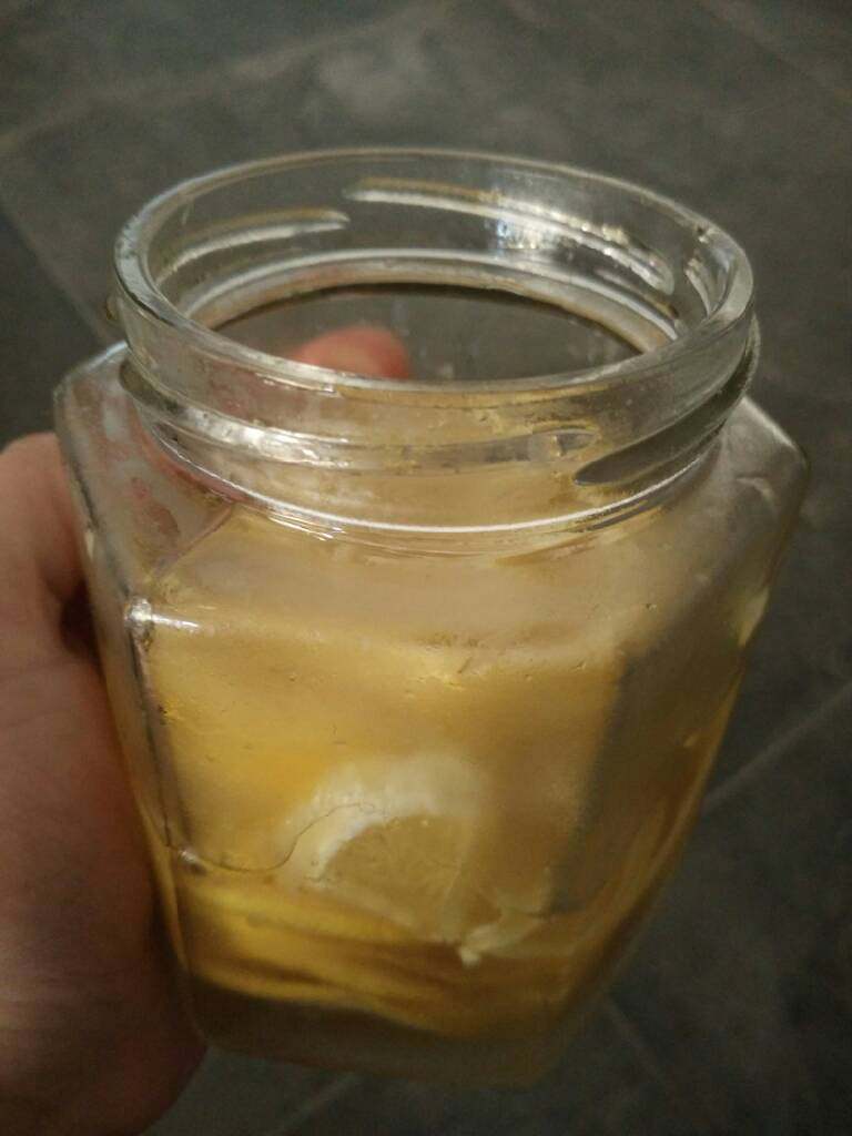 柠檬蜜汁鸡翅
,刷上自制柠檬蜂蜜汁(制作方法大概是一层柠檬一层蜂蜜冷藏半月)