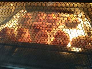 柠檬蜜汁鸡翅
,上下火烤200度，放入烤箱中层烘烤20分钟左右，(中间烘烤10分钟以后，将鸡翅翻面，然后刷上一些柠檬蜂蜜汁)