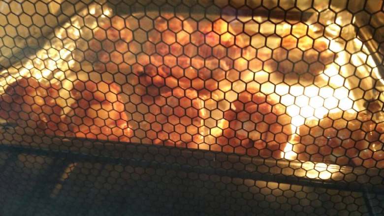 柠檬蜜汁鸡翅
,上下火烤200度，放入烤箱中层烘烤20分钟左右，(中间烘烤10分钟以后，将鸡翅翻面，然后刷上一些柠檬蜂蜜汁)