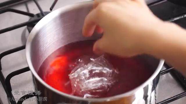 草莓布丁杯,泡好的吉利丁片挤干放入锅里，搅拌至融化，停止加热