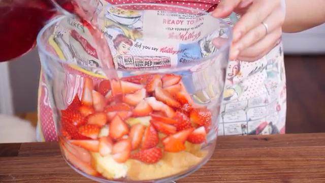 草莓布丁杯,倒入果冻液，浸透蛋糕，盖上保鲜膜放入冰箱冷藏3-4小时，剩下的果冻液也冷藏凝固