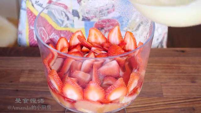 草莓布丁杯,待蛋糕和果冻完全凝固，把草莓片在杯子周围排列一圈