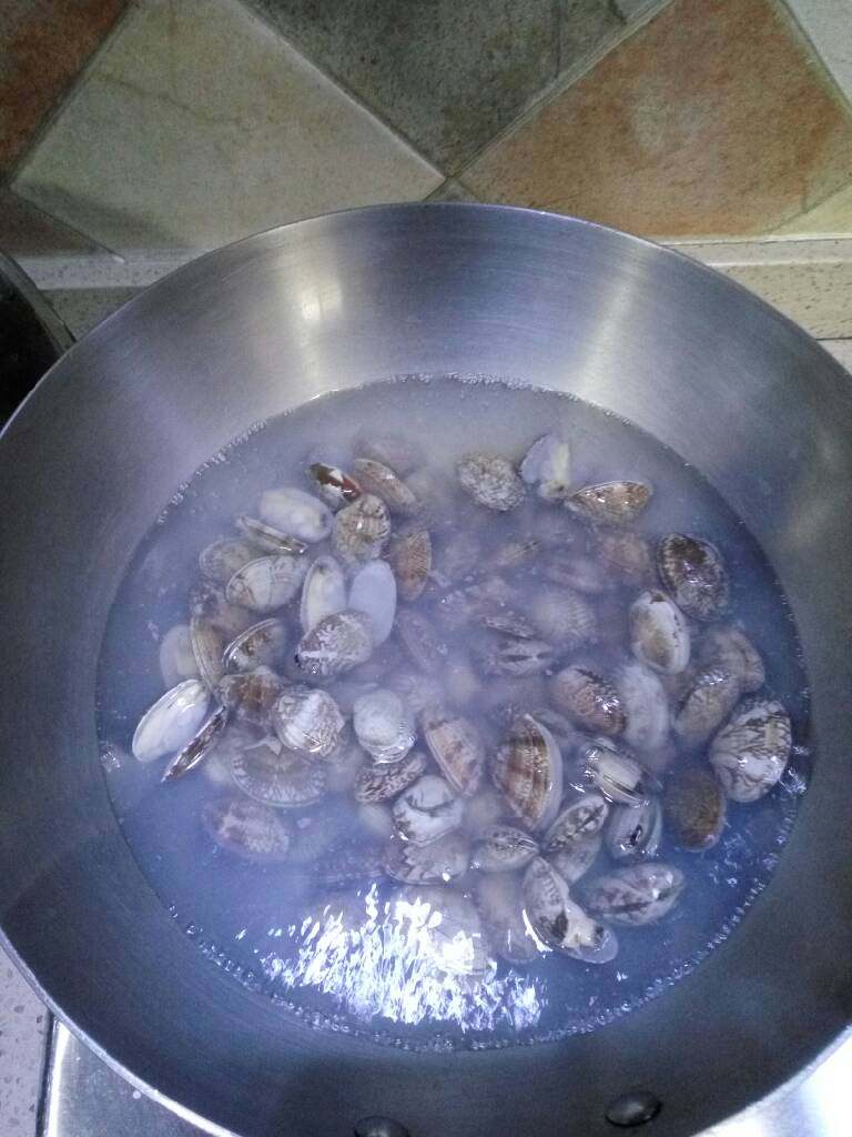 黄油花蛤,抄一下水,壳打开就可以滤水捞起了