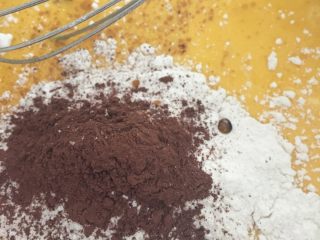 可可蛋糕奶油卷,接着加入筛过的面粉和可可粉继续搅拌