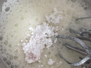 可可蛋糕奶油卷,开始处理蛋清。糖霜分成两到三次加入蛋清中，第一次是在蛋清被打发出粗泡时加入，第二次是打发的泡沫变的细腻且丰富时，第三次是快要成型时