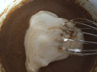 可可蛋糕奶油卷,在之前备好的面糊中加入三分之一的蛋清，用勺子上下搅拌，不可以逆时针或者顺时针旋转搅拌
