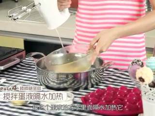 棒棒糖蛋糕,关掉沸腾的水，把上一步的鸡蛋放在刚才已经沸腾的水里隔水加热，用手指测试一下温度，能感觉到温温的就可以了