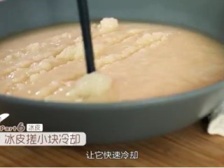 冰皮月饼,冰皮面糊出锅之后为了让它能均匀散热，要用筷子搓散它，放一旁冷却