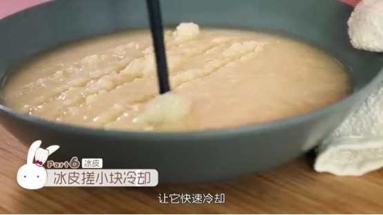 冰皮月饼,冰皮面糊出锅之后为了让它能均匀散热，要用筷子搓散它，放一旁冷却
