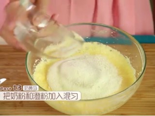 冰皮月饼,鸡蛋全部加进无盐黄油混合均匀之后把奶粉和澄粉全部倒进去，用手动的打蛋器混合均匀，直到看不见粉类，一定要混匀，直到没有颗粒