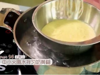 冰皮月饼,这个时候把奶黄糊放入烧开的热水中隔水搅拌均匀，刚才油水分离的状态会慢慢消失，完全混合均匀之后盖上锅盖蒸5分钟
