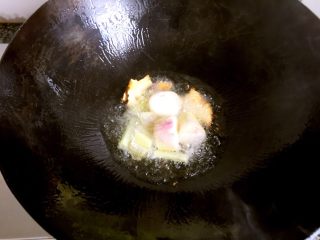 红烧可乐猪脚,锅里倒入油，下生姜，大葱炒香。
