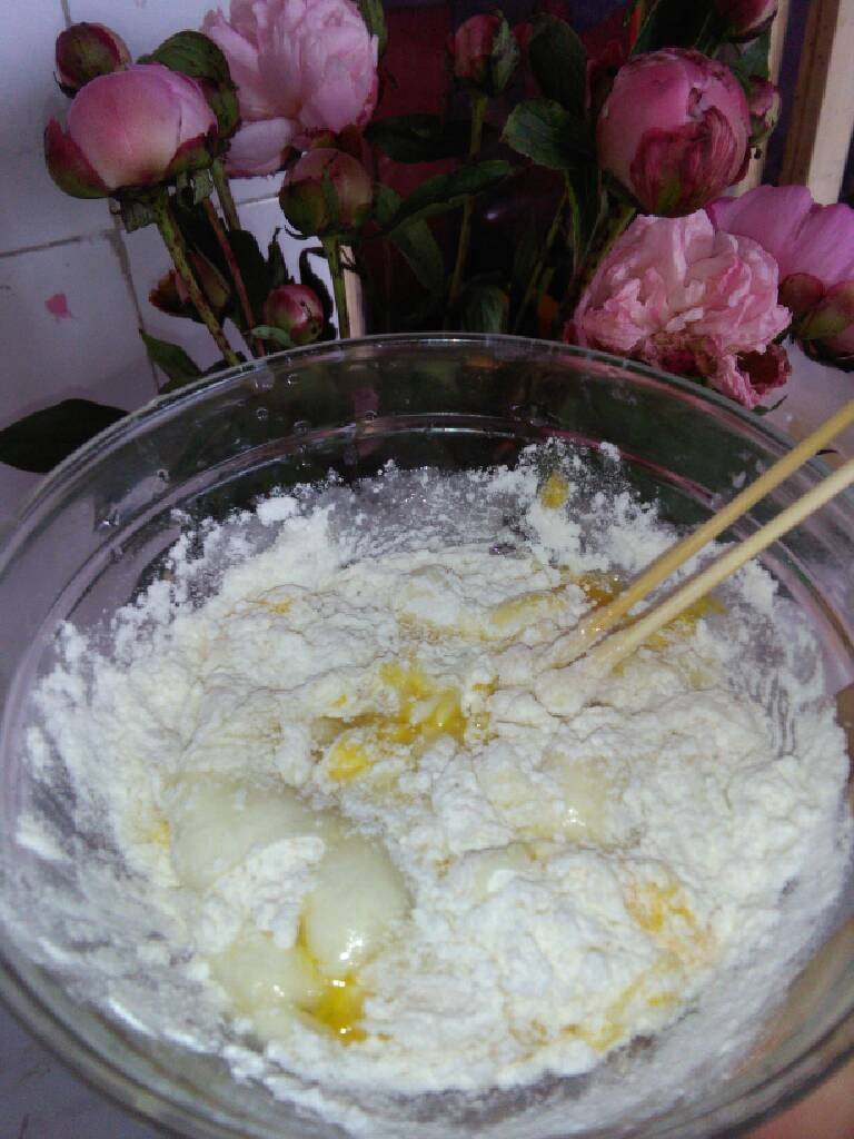 黄金饼,第三步骤，开始搅拌，让鸡蛋液充分融入面粉。