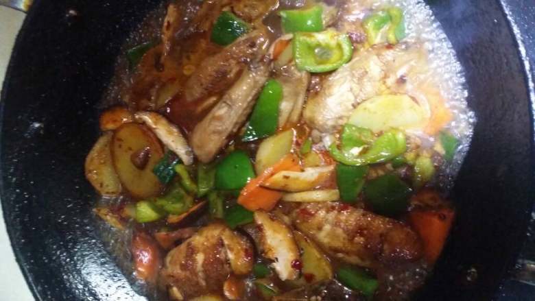 干锅鸡翅,加入如有食材后继续翻炒，最后收汁