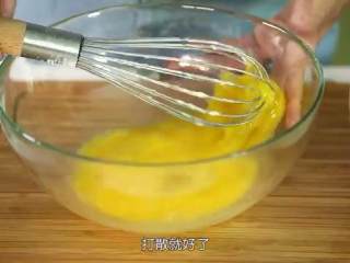 芒果班戟和芒果千层饼,打散的鸡蛋，让蛋清散开不结块就可以了，再把步骤2的面糊慢慢倒入鸡蛋里，一边搅拌一边倒入