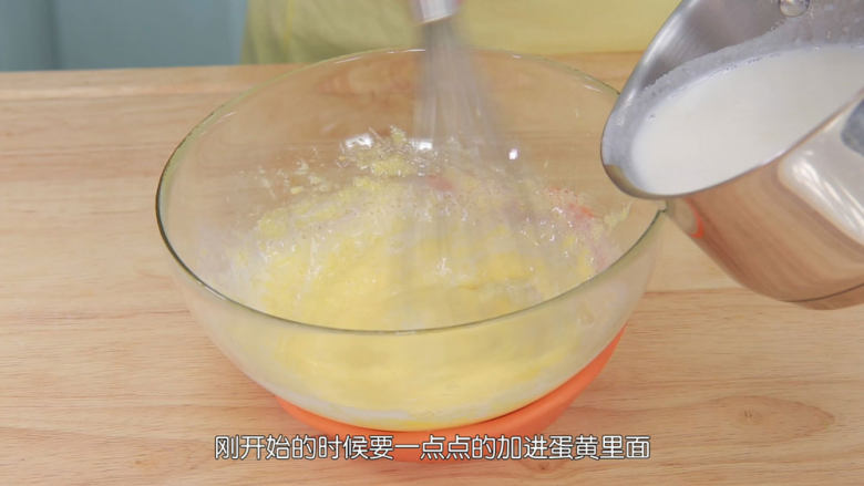 抹茶冰淇淋层层叠,接着一边慢慢倒入热牛奶一边把蛋黄糊搅拌均匀，刚开始要一点点的倒进去，混合均匀再继续倒，等到有一点温度的时候就可以倒得快一点了，以免把蛋黄烫熟有结块，然后再马上把蛋奶糊马上倒入奶锅中中小火加热，不断的搅拌，把蛋奶糊煮至浓稠