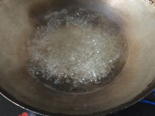 芒果椰汁西米露,锅里放水烧开，水是西米露的5倍