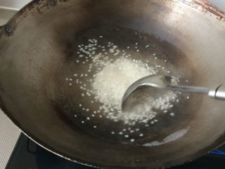 芒果椰汁西米露,把西米倒入锅内不停搅拌，再盖锅盖大火煮10~15分钟