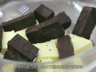 巧克力流心,先把巧克力和无盐黄油隔水融化成液体，水温不要太高