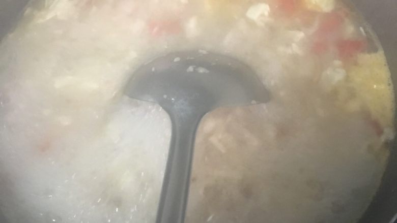 鸡蛋西红柿疙瘩汤,将拌好的面倒入锅中迅速搅拌，防止面团粘在一起
