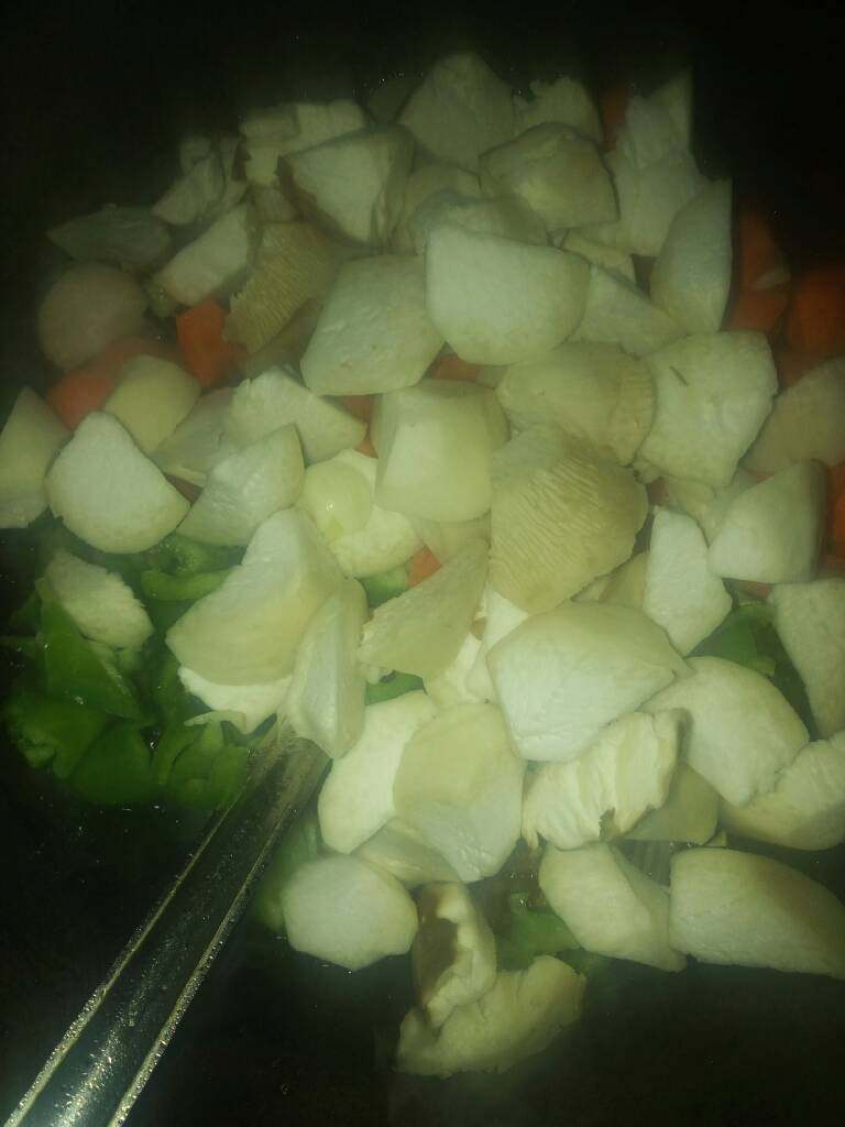 炒杏菇,在放入所有的菜翻炒。炒到杏菇软。