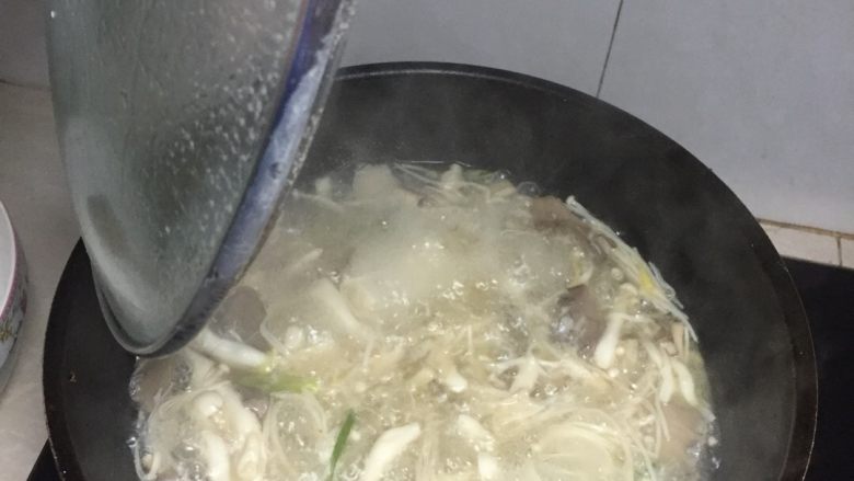 鲜虾杂菌汤,加油葱姜蒜炒菌菇至软，加水煮开五分钟后放入大虾