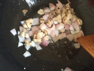 咖喱鸡,肉变色后加入洋葱爆香