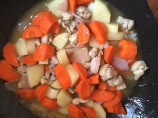 咖喱鸡,倒入萝卜土豆，加水煮滚
