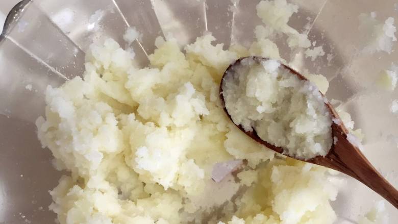 小芽早餐-芦笋培根土豆泥,用勺子压成泥，压成没有成块土豆粒即可。