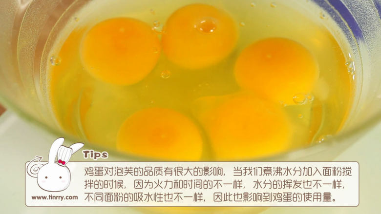 香草泡芙,把<a style='color:red;display:inline-block;' href='/shicai/ 9'>鸡蛋</a>打散，油水煮沸之后，要在水还是沸腾的状态下，一次性把过筛好的面粉全部加进去