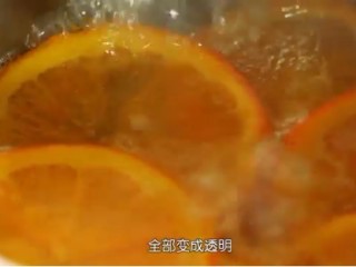 香橙慕斯,橙子煮到白色橙皮变透明之后拿出沥干水分，没有网的朋友可以用厨房纸巾吸取多余水分备用