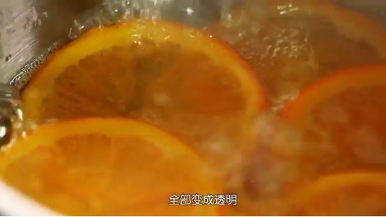 香橙慕斯,橙子煮到白色橙皮变透明之后拿出沥干水分，没有网的朋友可以用厨房纸巾吸取多余水分备用