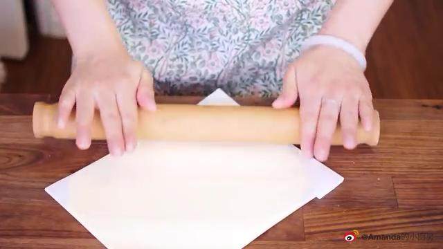 丹麦酥皮面包,把黄油包在烘焙纸中，用擀面杖敲打至扁平，把烘焙纸折成信封形状，让黄油均匀的分布，放回冰箱冷藏