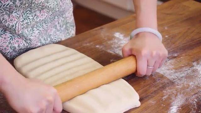 丹麦酥皮面包,用擀面杖均匀的压扁，转90度均匀的擀成长方形面片