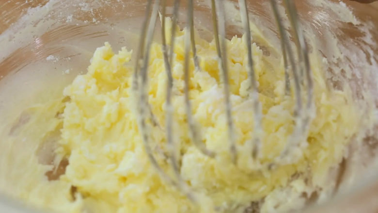 椰子脆片,把糖粉加进软化的黄油里面，用手动打蛋器轻轻拌匀，直到看不见糖粉为止，不用打发，只需要拌匀就可以了