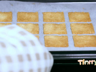椰子脆片,椰子脆片刚烤好出炉的时候有点软软的，这是正常的，冷却之后就会变脆，非常非常的香，而且非常酥脆，如果出炉冷却后还是软的，那证明水分没有烤干，继续以150度烘烤2~5分钟直到烤干水分为止