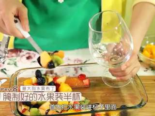 意大利水果布丁,水果沥水装入模具，这次装小半杯就可以了，洋菜汁稍凉倒入模具一半