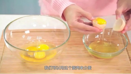 柠檬纸杯蛋糕,打蛋盆打入两个全蛋，再打入两个<a style='color:red;display:inline-block;' href='/shicai/ 15'>蛋黄</a>，微微打散后加盐和糖打发至浓稠，再用手动打蛋器搅拌均匀