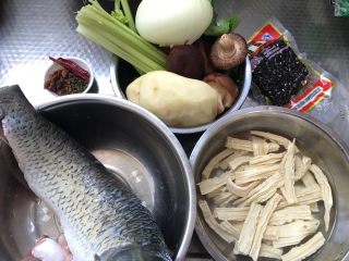 豆豉风味烤鱼,草鱼可以请卖鱼的店家帮忙收拾干净，各种配菜清洗干净，切片。干腐竹提前用凉水泡开，大概要泡两个小时。