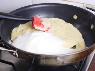 蛋黄莲蓉月饼,加点盐和糖，搅拌至糖全部溶化